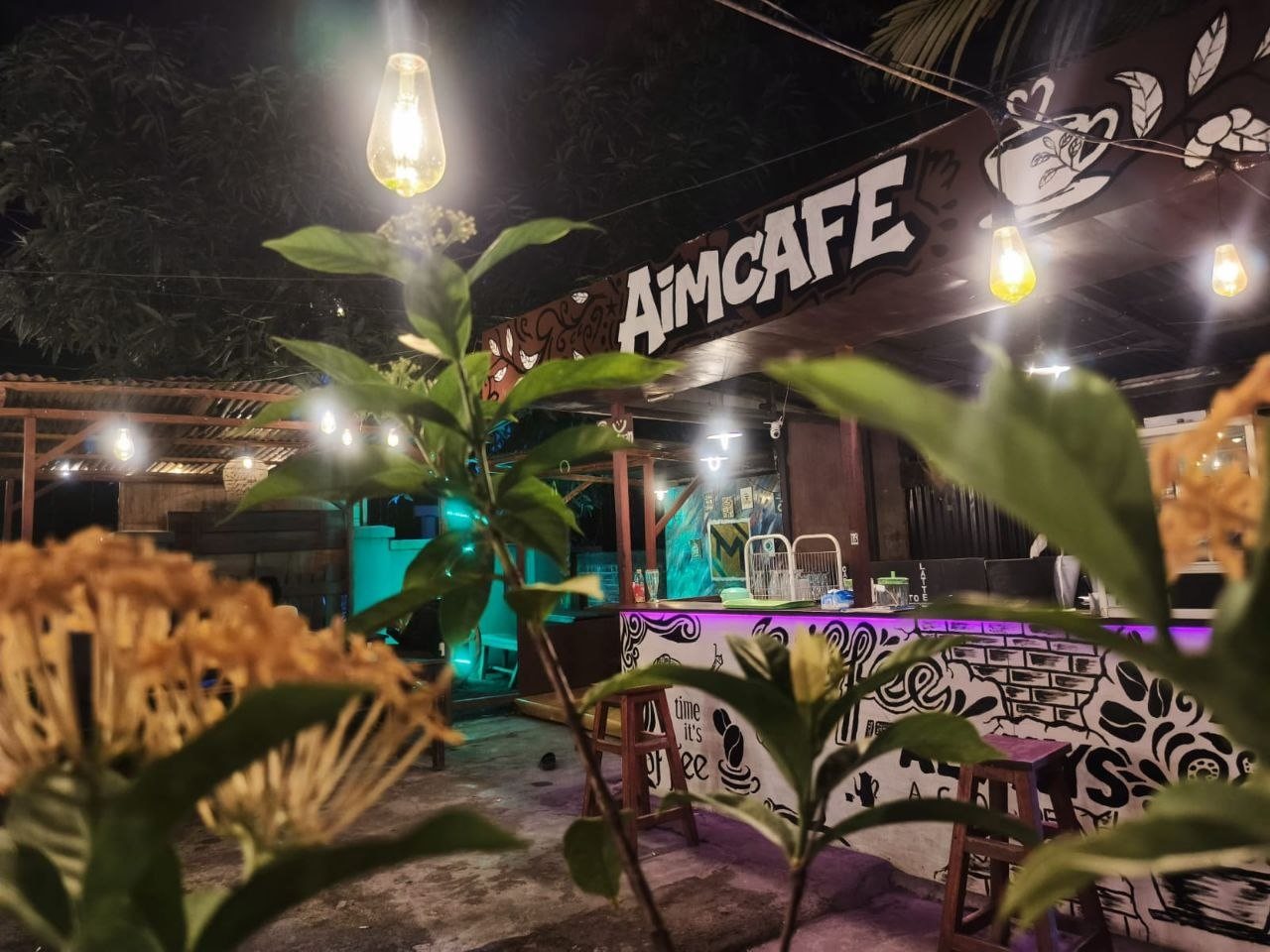 Aim Caffee - suasana kafe malam hari